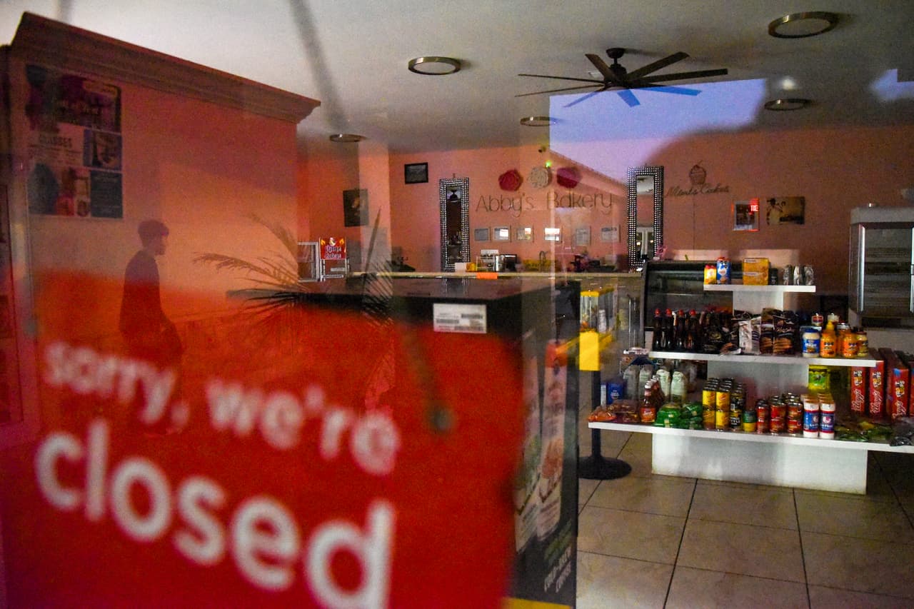 <b>Leonardo Báez y Nora Ávila-Guel</b> enfrentan el riesgo de perderlo todo, después de ser acusados de ocultar y albergar a inmigrantes en situación irregular, quienes se encontraban en el país con visas de turista. A los dueños de Abby's Bakery se les acusa de
<b> darles trabajo, sabiendo que no tenían los documentos</b> necesarios. Su caso es inusual, ya que 
<b>enfrentan cargos penales</b> en lugar de una multa.