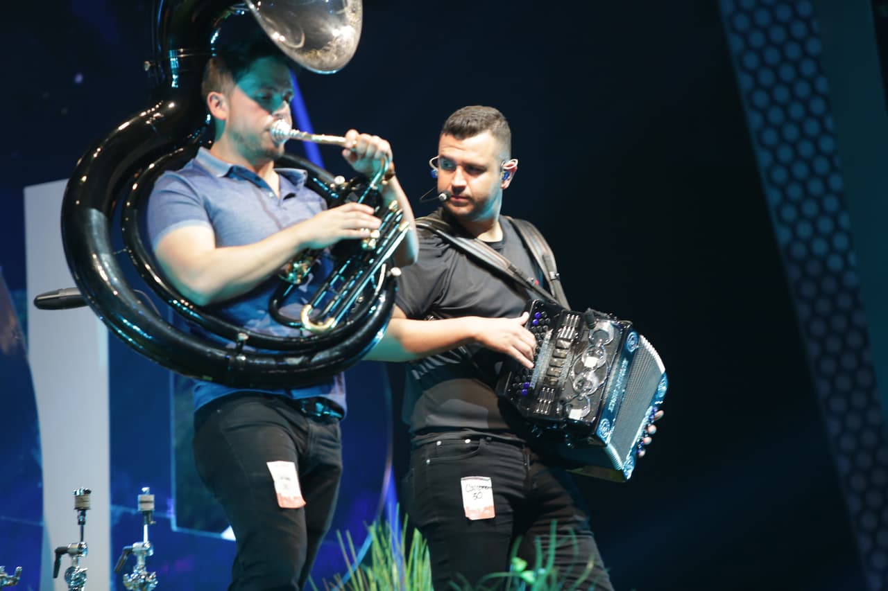 Alejandro Gaxiola, también le dio con todo a la tuba, pues es un instrumento que se destaca en este movido tema.