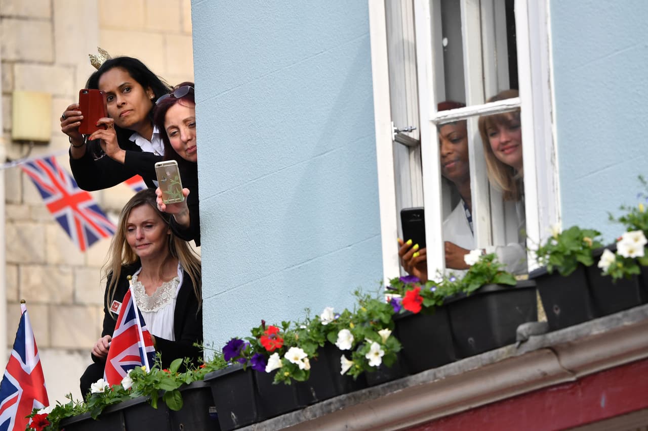 Celular en mano, la meta de muchas era capturar una imagen del último día del príncipe Harry como soltero.