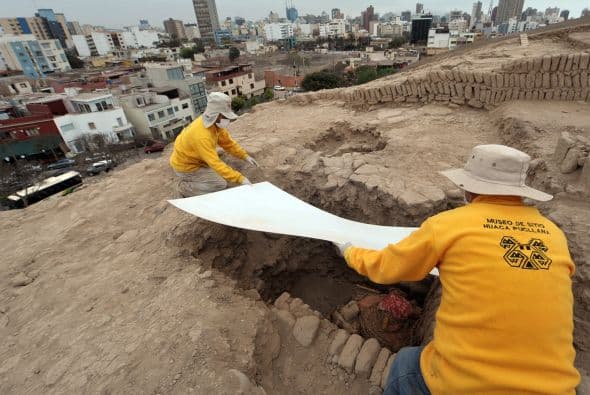La tumba fue descubierta hace dos meses, y todas las noches es recubierta por una plancha y un amasijo de lonas plásticas para protegerla de la intensa humedad del cielo limeño y del polvo circundante en esta pirámide de ladrillos de adobe.