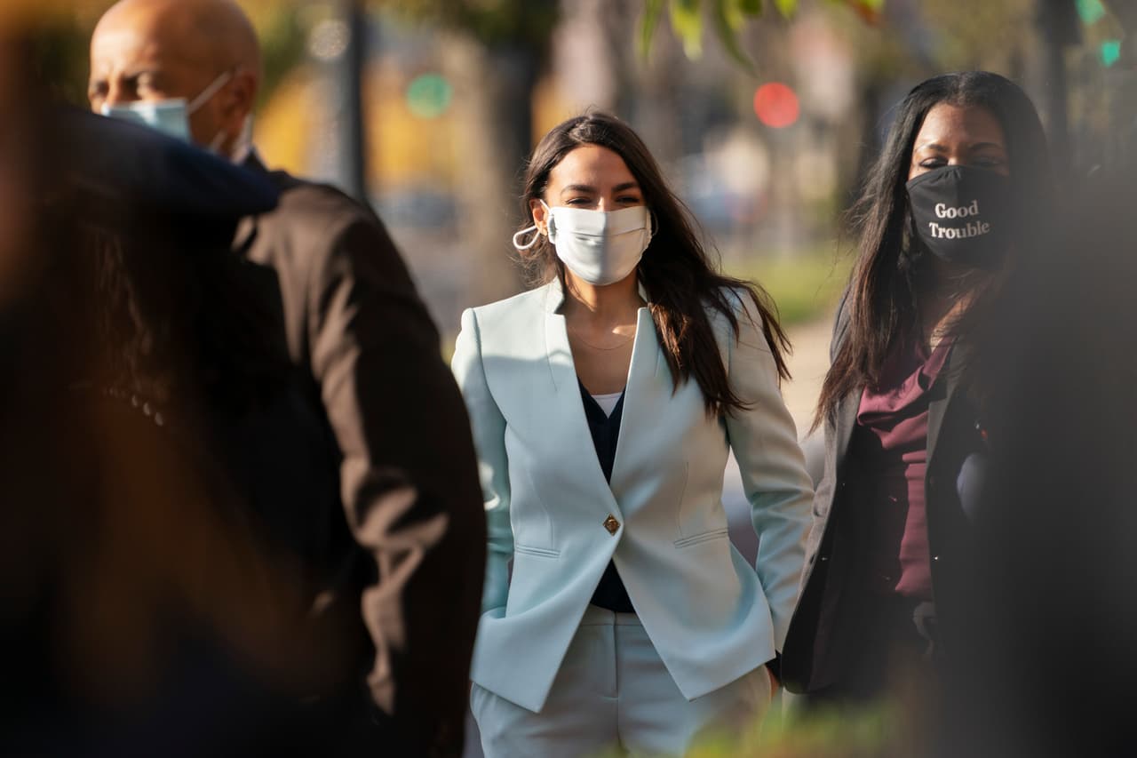 "Un día histórico. Felicitaciones a nuestro nuevo presidente @Joe Biden y nuestro nueva vicepresidenta @KamalaHarris . Ahora debemos comenzar a crear justicia, sanar nuestro planeta y mejorar las condiciones materiales para todas las personas. Todos tenemos el trabajo de organizarnos y construir un futuro mejor". Representante
<b> Alexandria Ocasio-Cortez.</b>
<br>