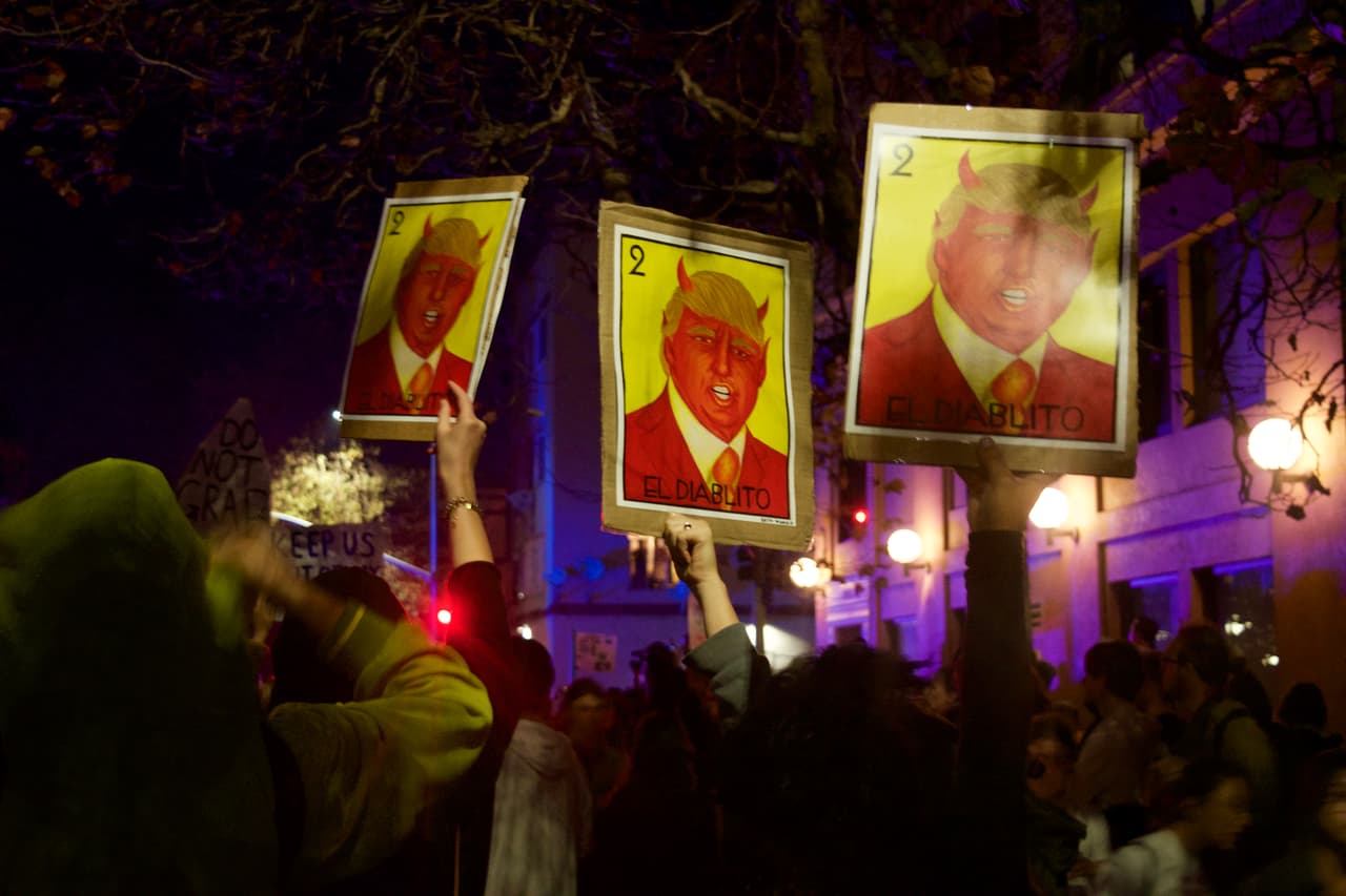 Acompañados por el cántico "No es mi presidente", cerca de 1,000 manifestantes en su mayoría jóvenes, marcharon por las calles de Oakland, California en la tercera noche de protestas por el triunfo de Donald Trump. 'El diablo´fue una pancarta recurrente.