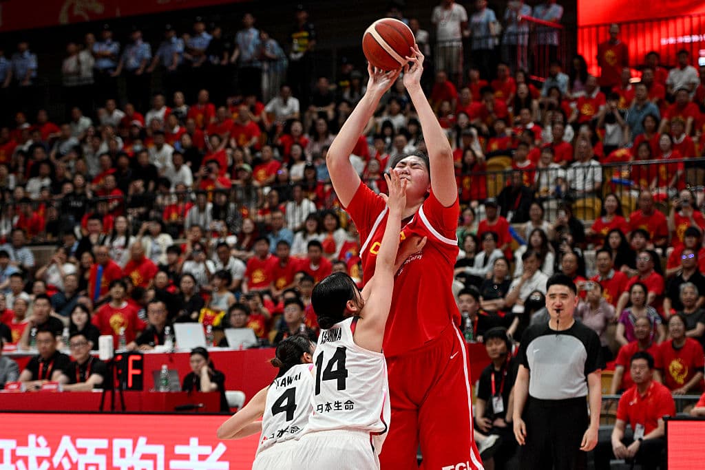 <b>Zhang se hizo viral a los 14 años durante el campeonato nacional sub-15 de China</b>, donde anotó 42 puntos, capturó 25 rebotes y registró seis bloqueos en la final. Su dominio absoluto en ese partido sorprendió al público y a la prensa, que destacó cómo “superaba físicamente” a todas sus rivales. En esa misma etapa, su estatura ya alcanzaba los 2.30 metros, lo que la hizo destacar no solo en el torneo, sino también en redes sociales y medios asiáticos.