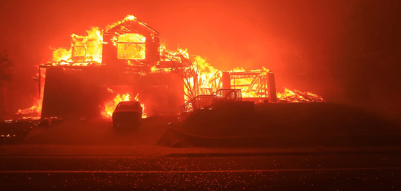 Una casa y un auto arden en Fountaingrove, Santa Rosa. La mayoría de los fallecidos se han reportado en el condado de Sonoma, la zona más afectada por esta catástrofe y donde también está el mayor número de personas desaparecidas o que aún no han sido localizadas por sus familiares.