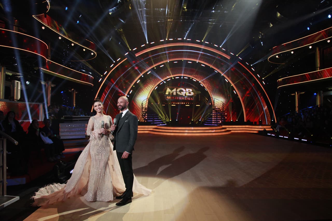 Así, con este look digno de una princesa de Oriente, Chiquinquirá abrió la cuarta gala de Mira Quén Baila y acompañada de un también 
<b>elegante Javier Poza</b>.