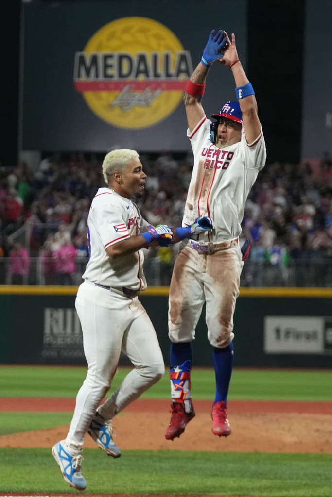 Hernaiz celebró con su compañero del Team Rubio, Eddie Rosario, después de sacar la bola del parque.