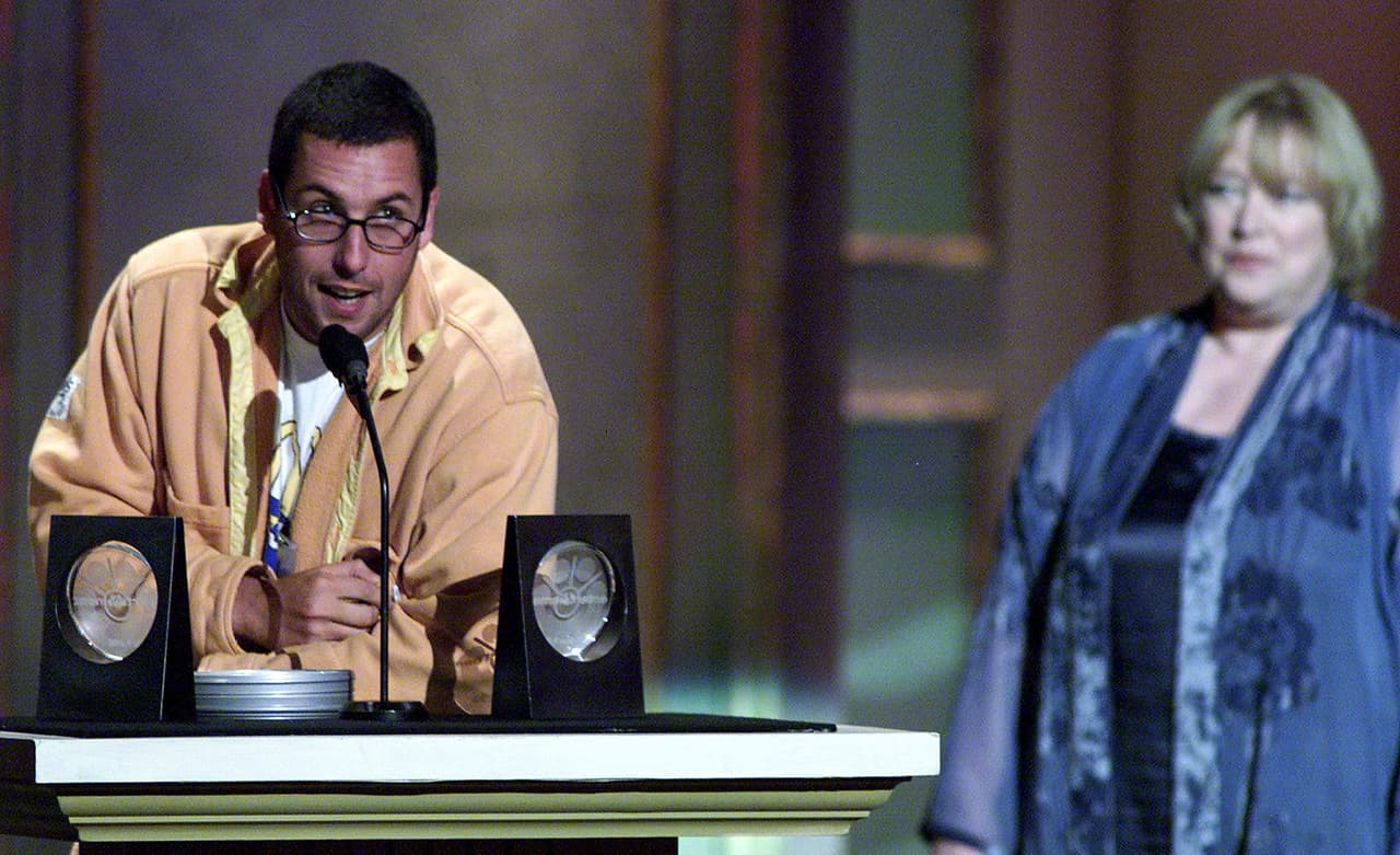 Adam Sandler en Big Daddy Es una película clásica de los noventas e ideal para celebrar el día del padre además te hace reír mucho. Fue titulada como un “Papá Genial” y el actor Adam Sandler demostró que en verdad puede ser un papá de diez.