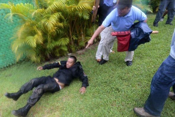 Uno de los policías que resultó herido en la gresca con los manifestantes.