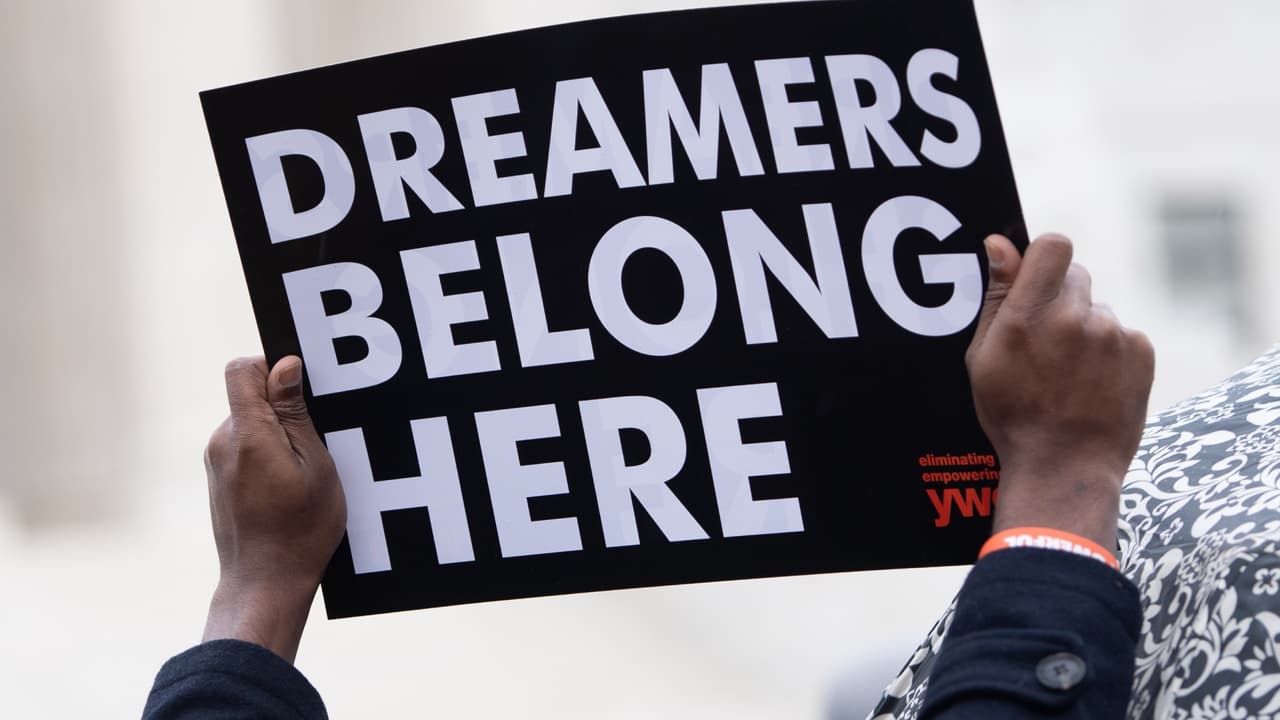 Campaña para aprobar propuesta de ley que otorgaría matrícula de residentes a dreamers en Arizona