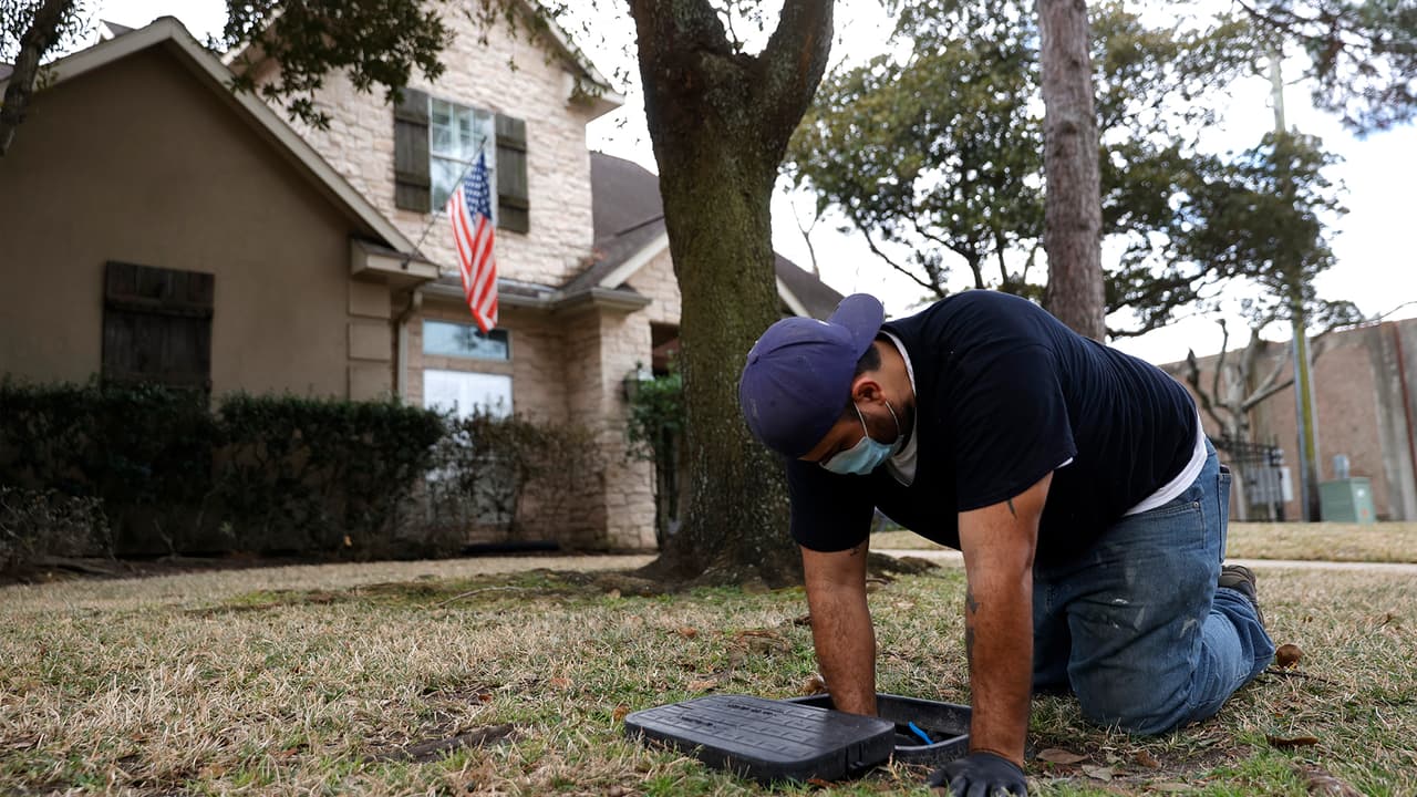 Después de varios días de la tormenta invernal, los texanos intentan volver a sus rutinas a pesar de que muchos siguen padeciendo los estragos de la helada.