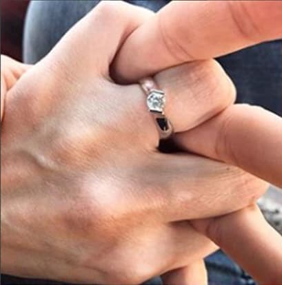 "Momentos de felicidad, así se expresa la dicha,en momentos y el me da muchos de ellos en un día, este fue un momento que siempre que lo recuerde me hará volver a sonreír por la manera tan especial,honesta y llena de imperfecciones hermosas y por lo que significa; un momento único al lado de la persona con la que quiero compartir todo lo que soy. Te amo @osvaldovarcar" compartió la actriz en Instagram.