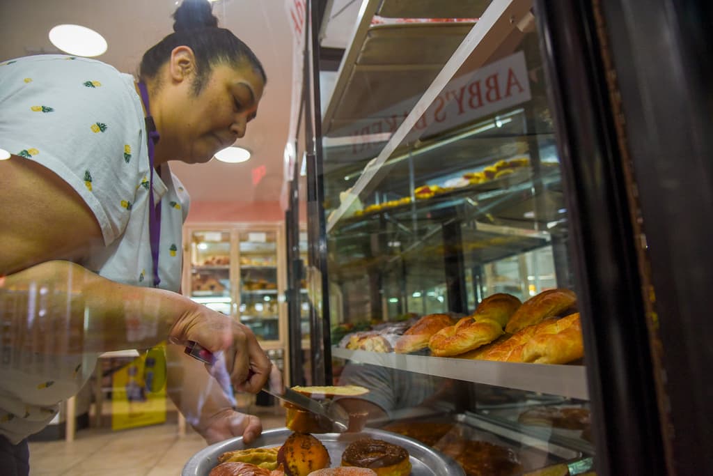 Una cliente escoge unos dulces en Abby's Bakery.