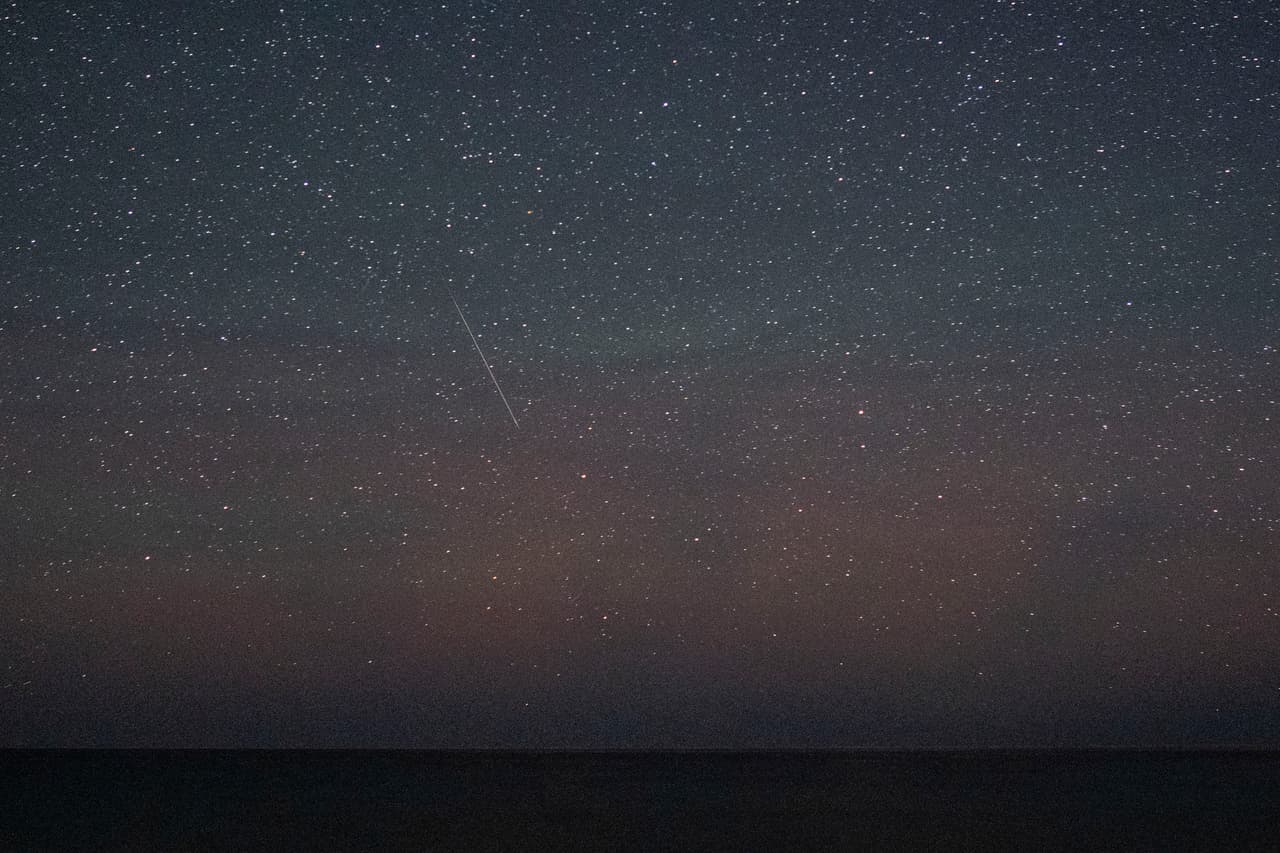 De acuerdo con la página de la NASA, las Perseidas suelen dejar largas estelas de luz y color a su paso por la atmósfera terrestre. Son una de las lluvias de meteoros más abundantes,
<b> con entre 50 y 100 meteoros visibles por hora.</b> Su aparición coincide con las cálidas noches de verano, lo que permite a los observadores disfrutar del espectáculo sin mayores contratiempos.