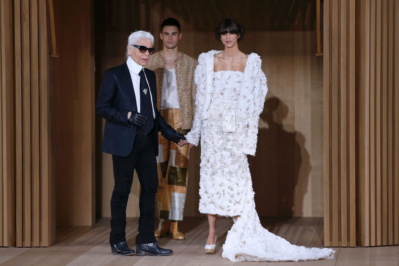 Al final del desfile, Karl Lagerfeld apareció con su más preciada pieza: un vestido de novia que desafía la silueta tradicional e integra una chaqueta hecha con impresión 3D. Una pieza invaluable por la calidad de sus bordados.
