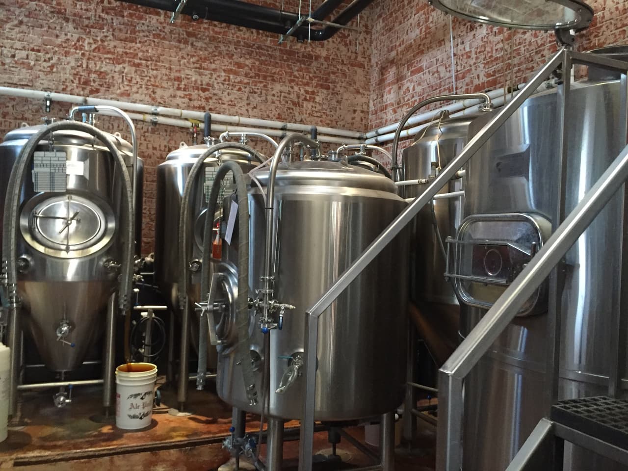 En estos tanques se procesa la cerveza Pueblo Vida