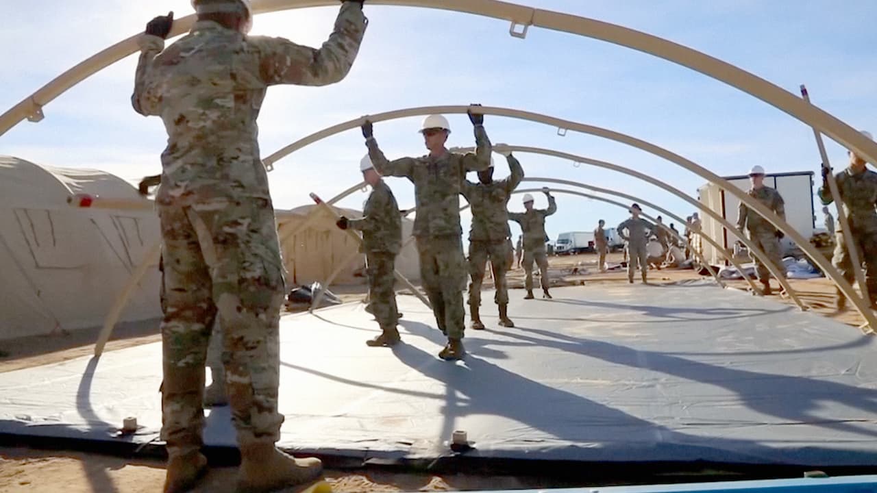 Soldados del escuadrón de 355 de Ingenieros Civiles armaron tiendas de campaña en la base de la Fuerza Aérea Davis-Monthan, Arizona, el 4 de noviembre.