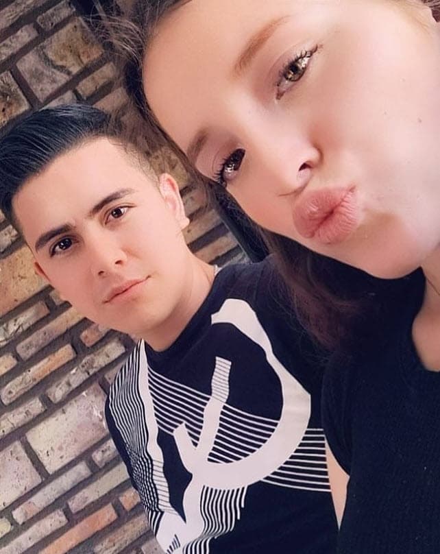 La esposa del cantante, de 20 años, y su cuñado, de 22, también fallecieron tras el ataque armado. El tío de la pareja sobrevivió, pero resultó herido de gravedad y fue trasladado al hospital.