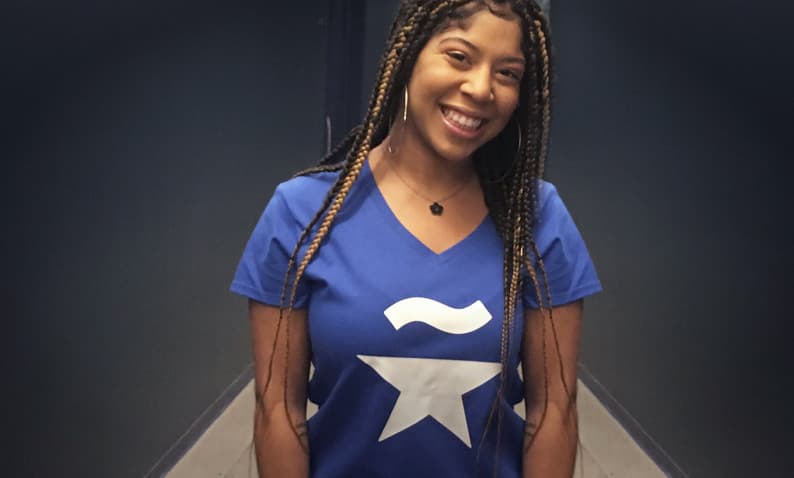 Jeidimar Rijos es la intérprete de 'El pendón estrellado', la versión en español del himno de Estados Unidos que aprobó en 1945 el presidente Franklin D. Roosevelt. Aunque solo tiene 18 años de edad, siempre ha tenido claro que lo suyo es cantar.