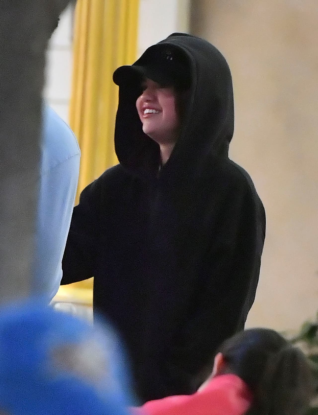 A la cantante y actriz 
<b><a href="https://www.univision.com/famosos/amigos-de-selena-gomez-cuentan-como-se-sintio-cuando-justin-bieber-la-menciono-en-instagram-fotos">Selena Gómez</a></b>, de 26 años, ya le urgía un día de diversión con sus amigos, por lo que se puso un abrigo negro con capucha y una gorra para intentar pasar desapercibida en el parque de Disney, en Anaheim, California.