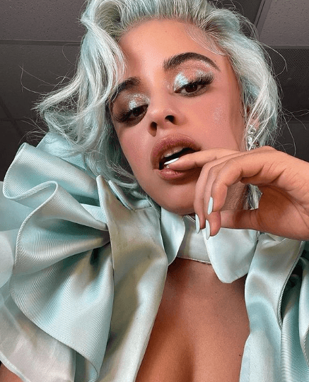 <b>Camila Cabello</b>
<br>Luego de que la cantante anunciara su ruptura con Shawn Mendes, optó por cerrar el ciclo con un nuevo ‘look’ el cual mostró en su cuenta de Instagram a mediados de noviembre.