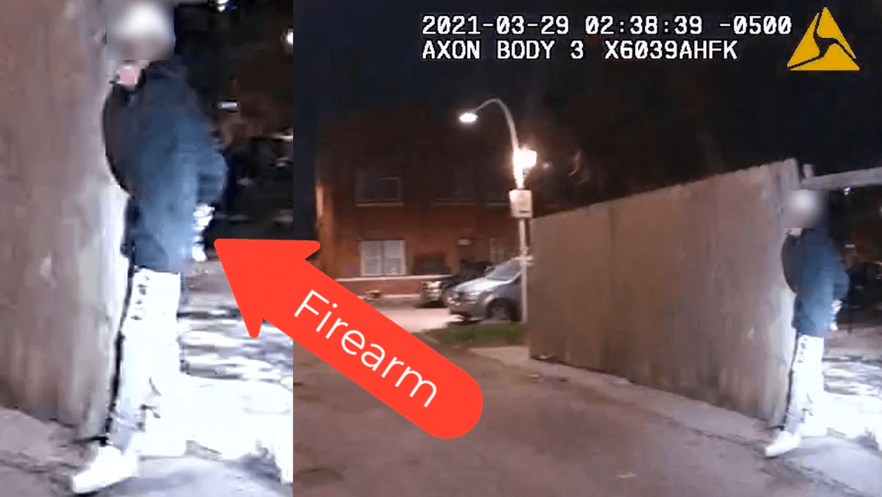 En un
<a href="https://chicagopolicepublic.blob.core.usgovcloudapi.net/ois-je182816-2300-s-sawyer/Two%20Minute%20Compilation%20Video%20Slowed%20Down%20With%20Captions.mp4" target="_blank">video editado por la policía</a>, un objeto con forma de pistola parece ser visible en la mano derecha de Toledo detrás de su espalda mientras se detiene cerca de una abertura en una cerca y gira la cabeza hacia el oficial.
<br>
<br>