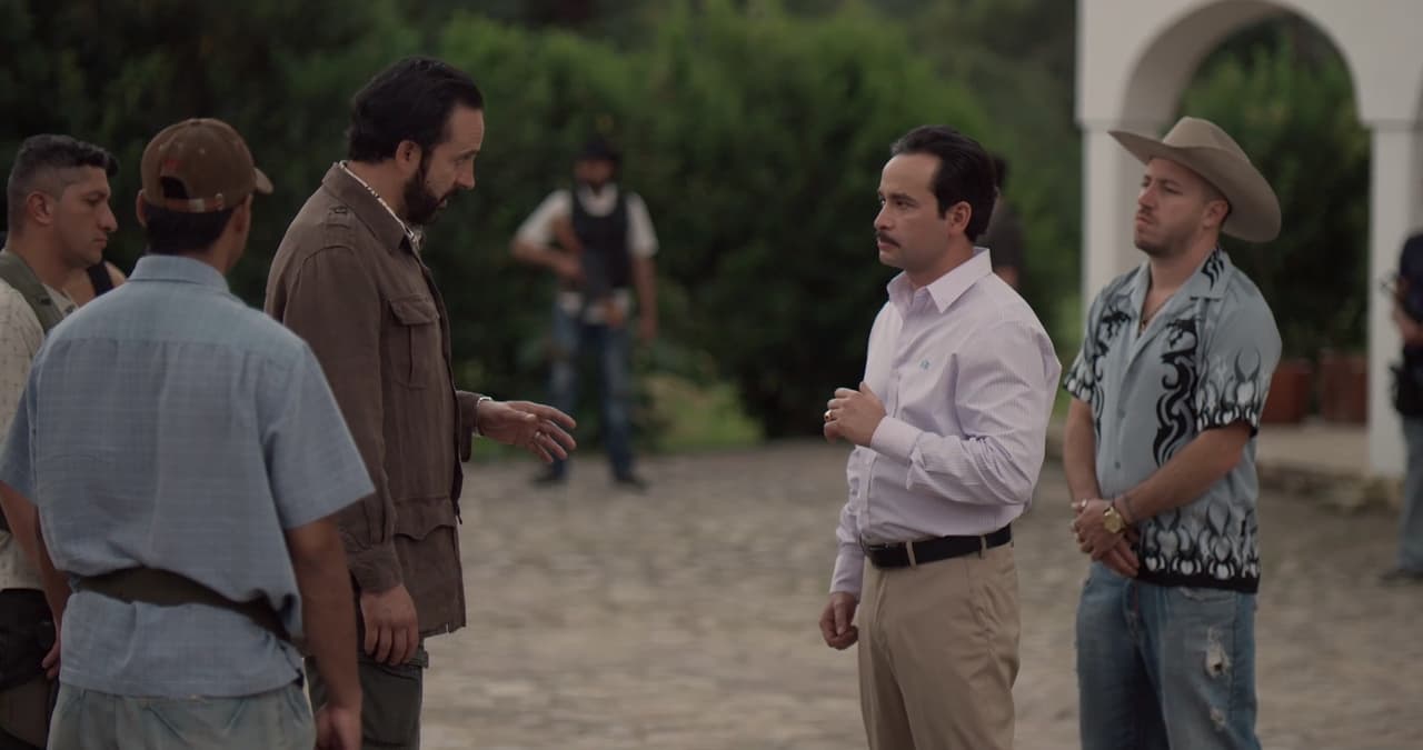 ‘El Chente’ le reclamó a Arturo la traición de ‘El Chapo’. “La paz la queremos todos, no solo Joaquín. No hubiera arriesgado el cuello si no fuera en serio”, le respondió. ‘El Chente’ quedó en silencio evaluando la situación y le advirtió que ‘El Cano’ no aceptaría.