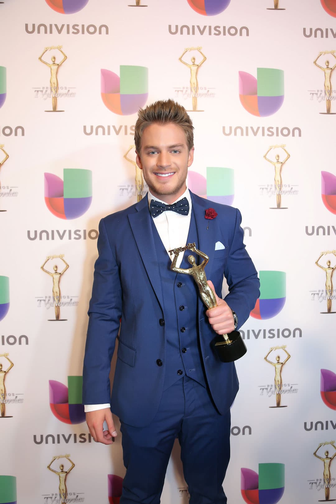 Por la misma telenovela 
<b><a href="http://www.univision.com/temas/polo-morin">Polo Morín</a></b> ganó como 
<b>'Mejor Actor Juvenil'</b>.