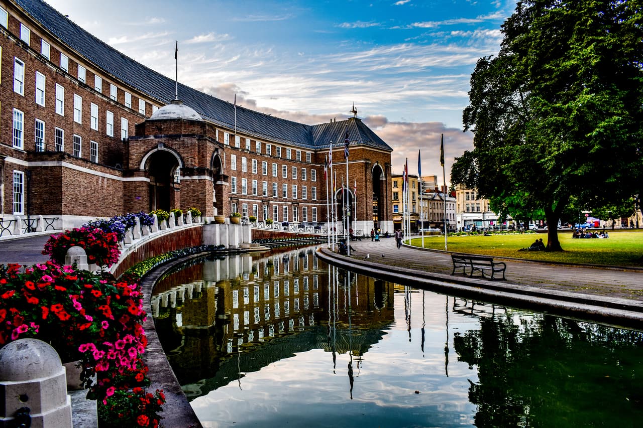 <h3 class="cms-H3-H3">5. Bristol, Reino Unido</h3>
<br>
<br>Es considerada la principal ciudad ciclista de la nación y 
<b>a su vez se han convertido en uno de los destinos más amigables con las bicicletas del continente</b>. Estas distinciones de deben en gran medida a las 13.9 millas que serpentean a través de la impresionante campiña del 
<a href="https://www.univision.com/temas/reino-unido">Reino Unido</a> y a la ruta de Bristol a Portishead te llevará a lo largo del icónico río Avon.