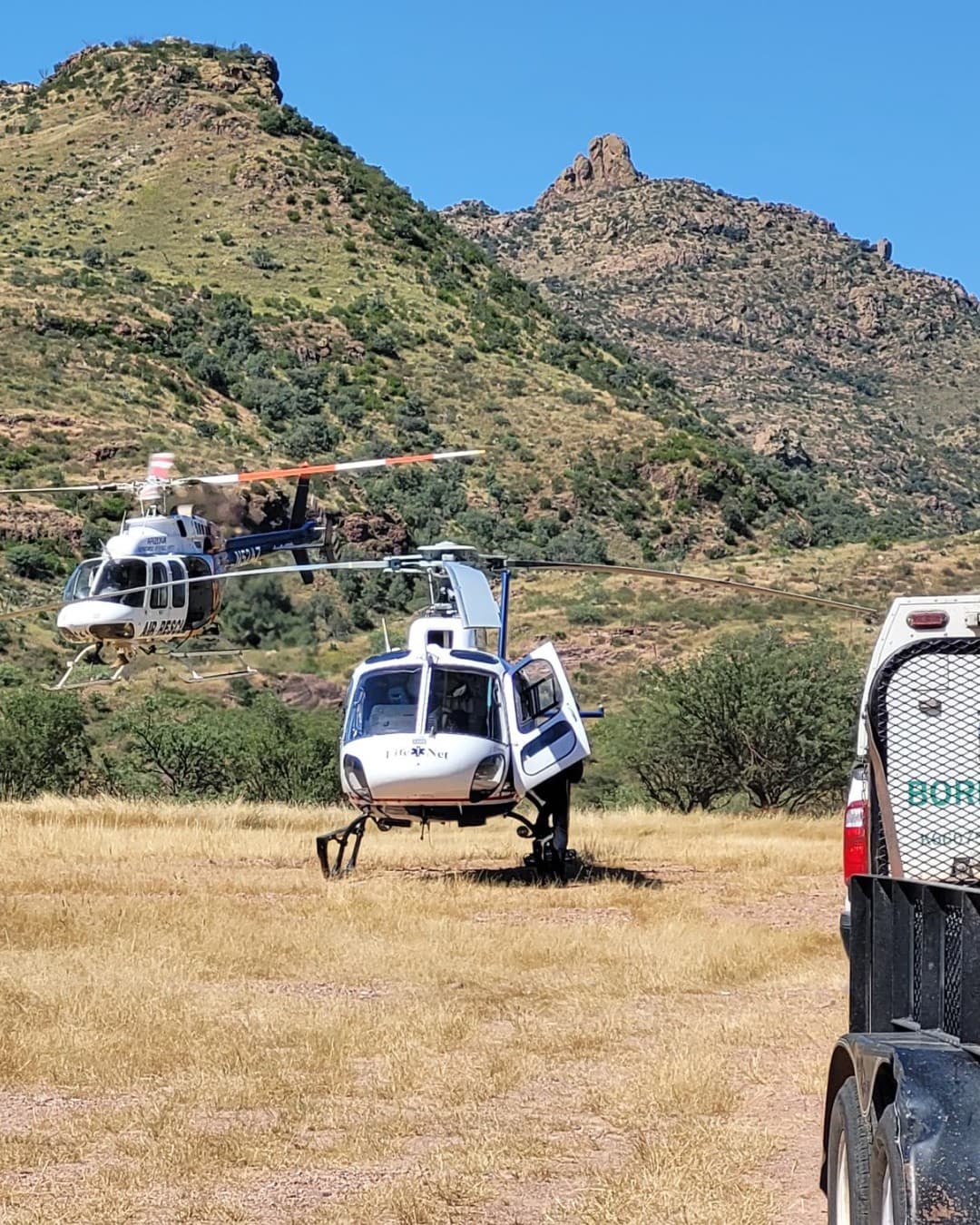 Los agentes entonces pidieron ayuda para trasladar al hombre de 31 años en una ambulancia aérea.