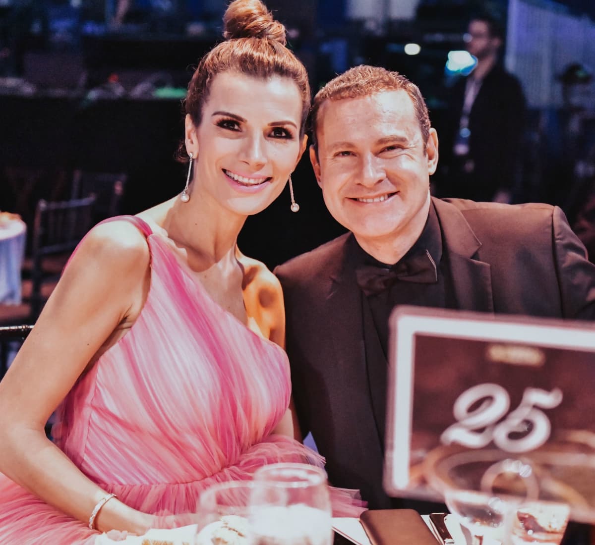 Alan Tacher y su esposa Christina Bernal estuvieron muy acaramelados.