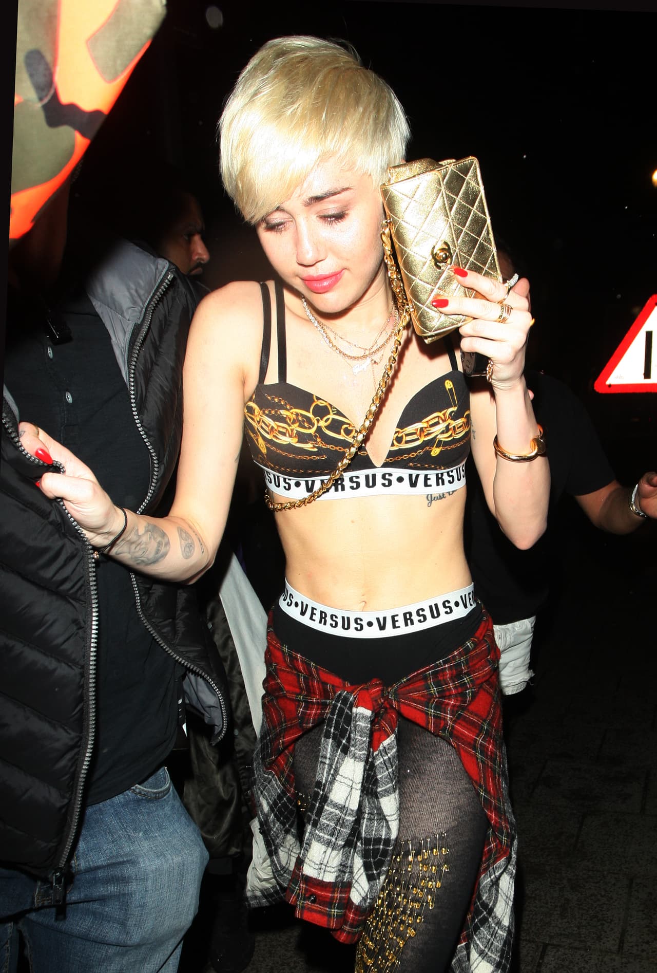 Durante un paseo nocturno en Londres se dejó ver con la mirada perdida y tambaleándose, era evidente que iba en estado de ebriedad.