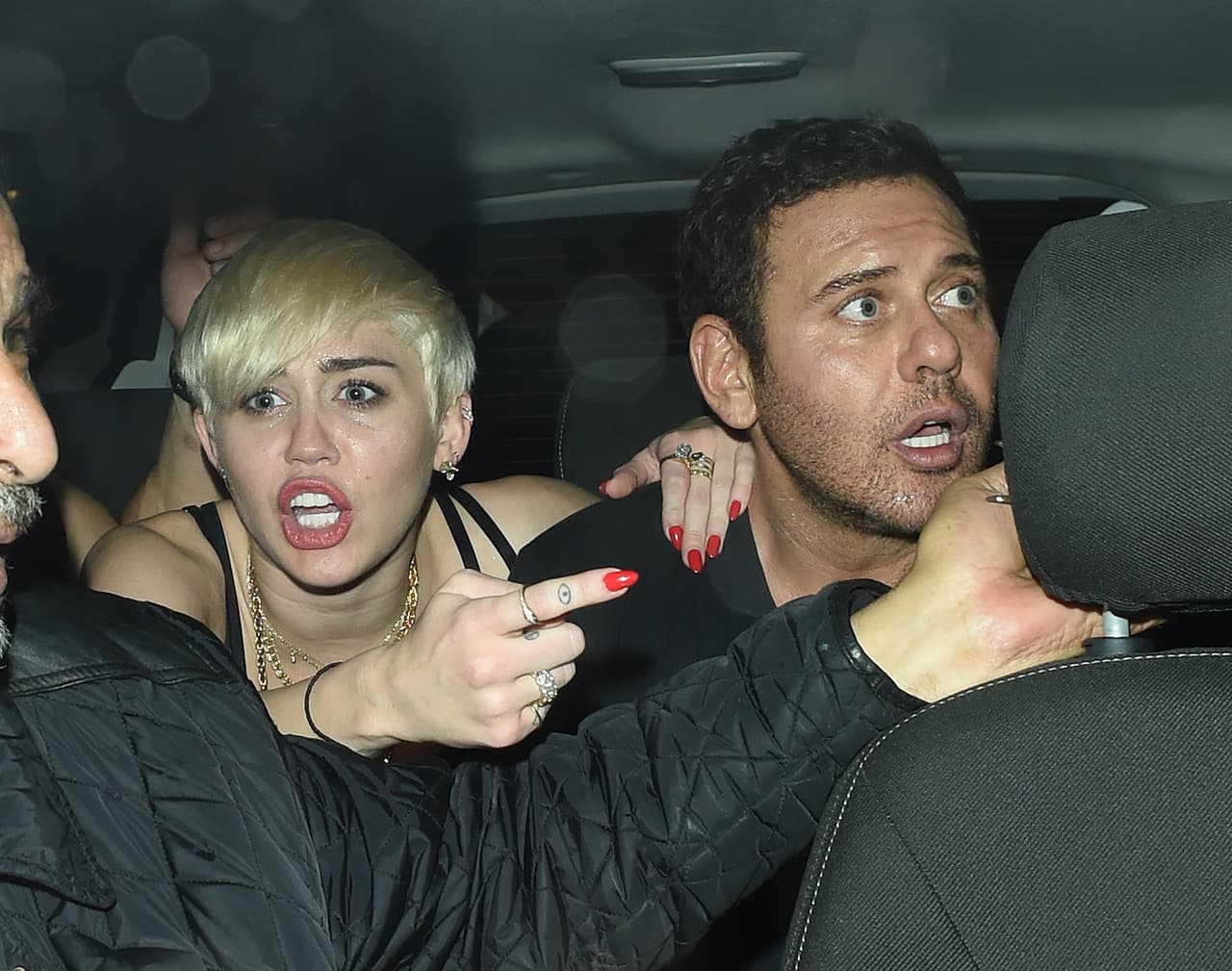 Pero pareciera que a ella no le importa, pues ante todo, la fiesta va primero.