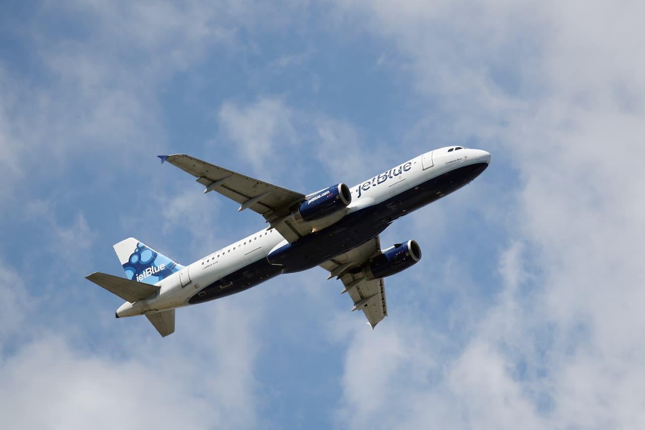 Aviones de JetBlue volarán este jueves sobre NYC para homenajear a profesionales de la salud 