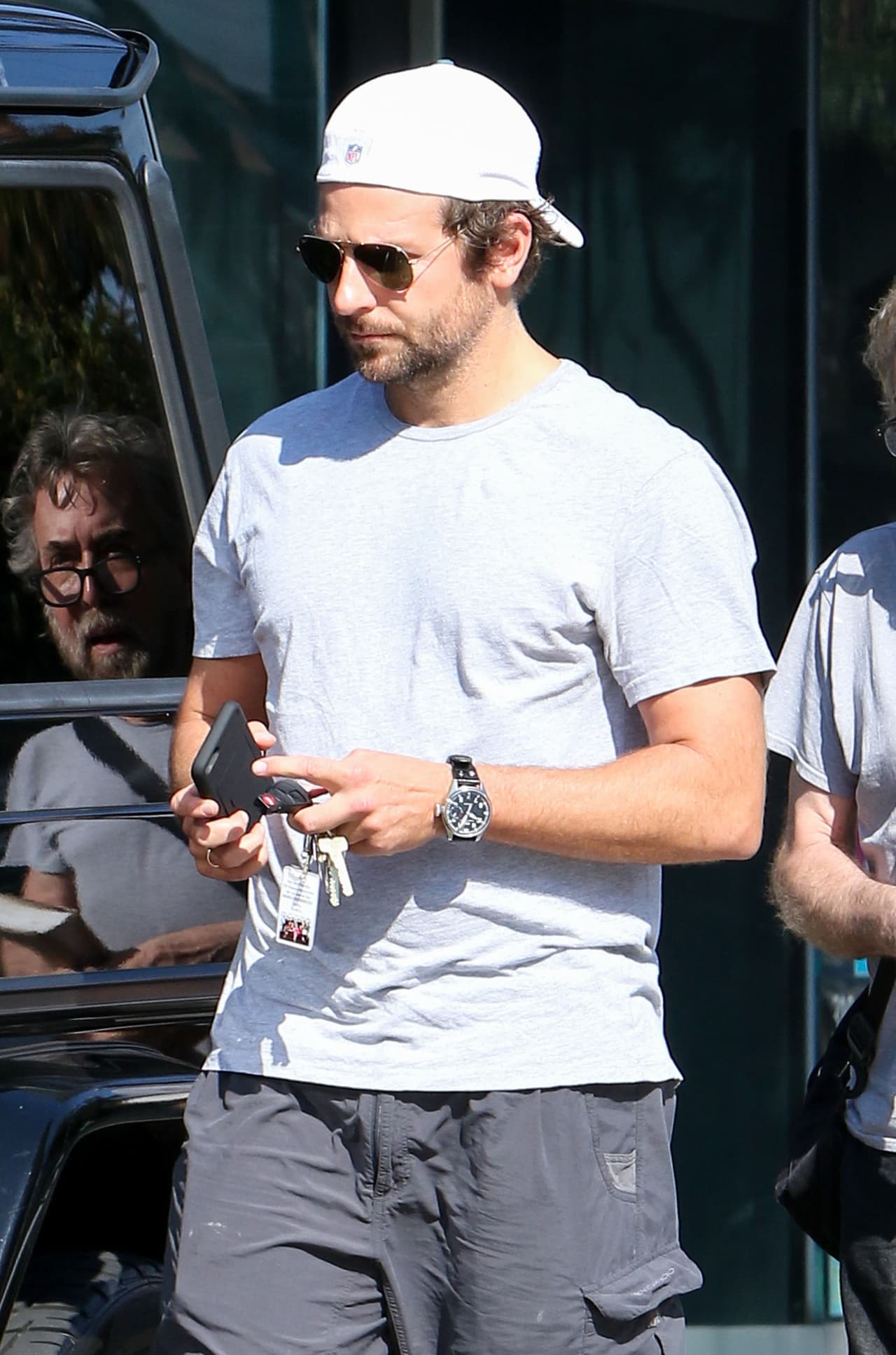 El guapo actor no se encontraba solo.