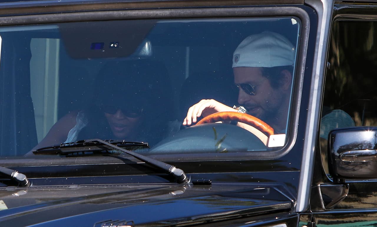 La parejita reía y bromeaba ante las cámaras.