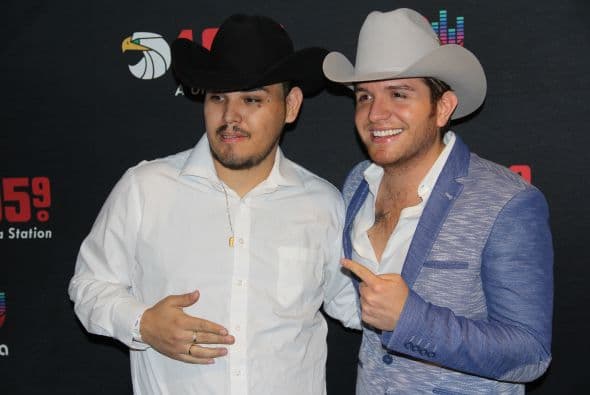 El Dasa no solo deleitó a sus fans con su voz y carisma, también compartió con ellos tomándose fotos antes del concierto. 
