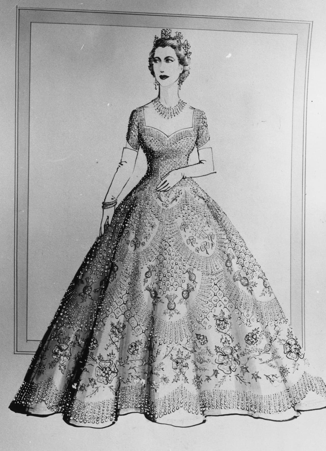 El vestido que Isabel II lució para esta ocasión fue diseñado por Norman Hartnell y fue hecho de raso, nueve enaguas de tul y borado con piedras semipreciosas.