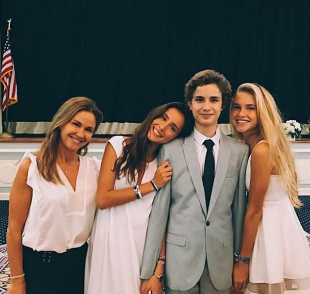 Los tres hijos adolescentes conquistan poco a poco sus sueños, en sus publicaciones de redes sociales han mencionado que siempre estarán el uno para el otro.