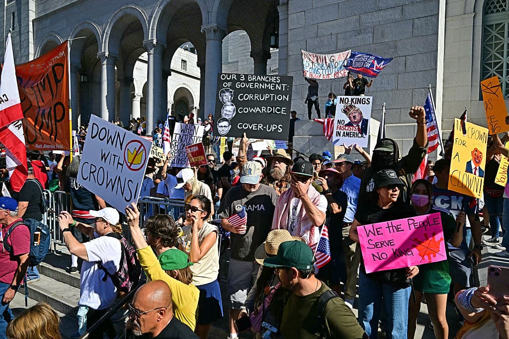 Se estimaba la participación de decenas de miles en el sur de California, con más de 80 eventos en el Gran Los Ángeles, incluyendo rallies en condados como Ventura y Orange. El ambiente es mayoritariamente pacífico.
<br>