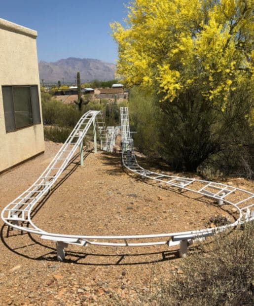 Dykman es un mecánico jubilado. En entrevista para 12News dijo: "Acabo de comprar algunos tubos y tuberías y comencé a doblarlos" para construir la pequeña montaña rusa.