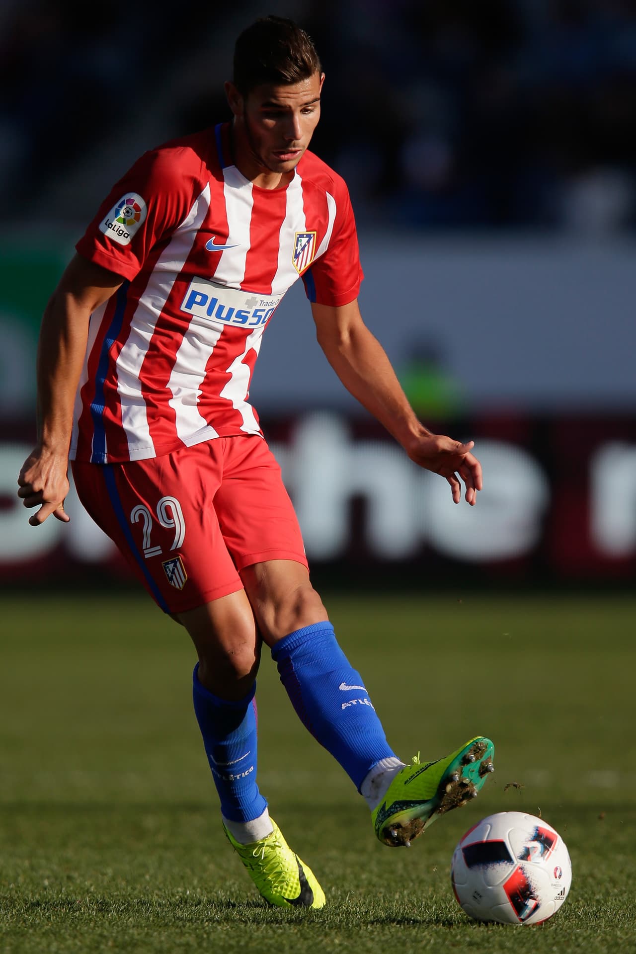 El caso más reciente es el de 
<b>Theo Hernández, </b>el francés que realizó las divisiones menores con el Atlético de Madrid y fue cedido la pasada temporada al Alavés para tomar rodaje.