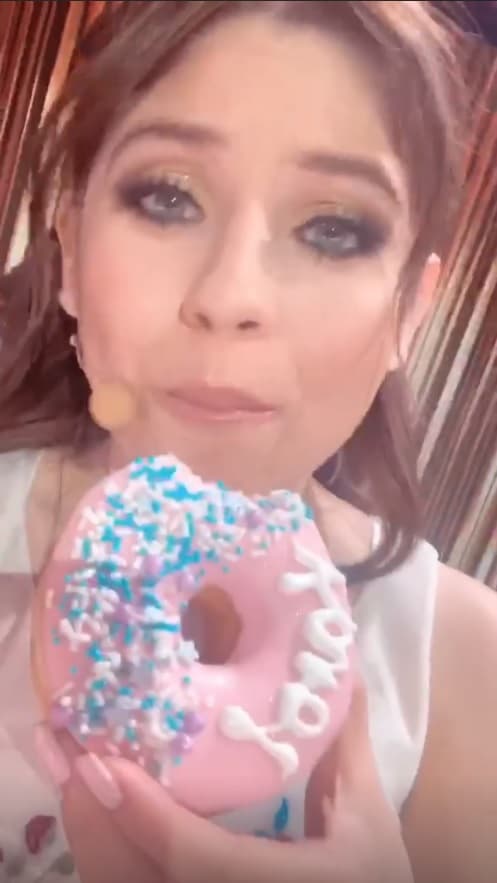 Karol también compartió con sus seguidores el momento de convivencia (y gula). En sus Instagram Stories explicó: "Amigos, aunque ustedes no lo crean, nosotros comemos aquí y es que esto de comer es uno de mis placeres favoritos", confesó Karol.