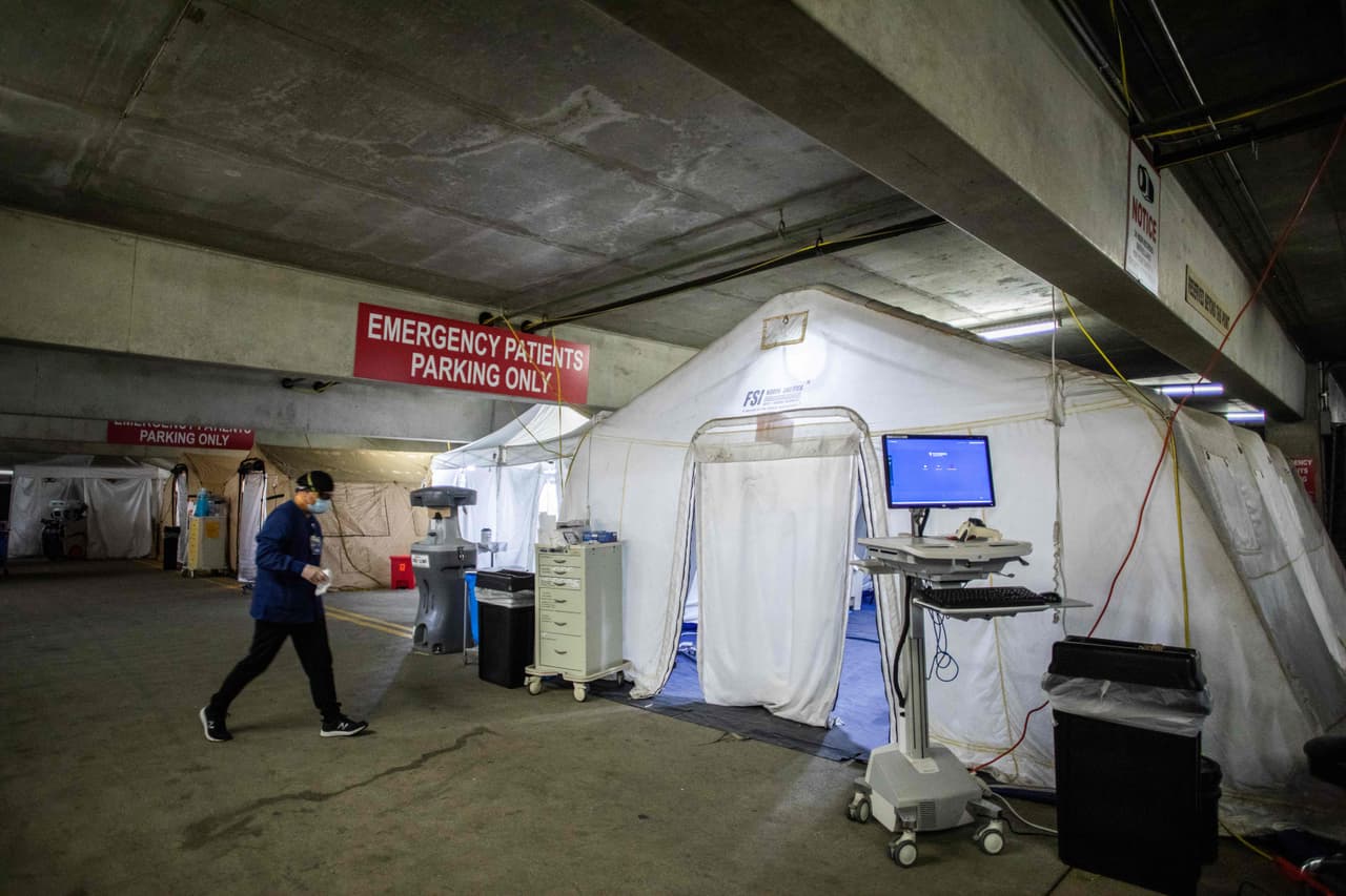 Una enfermera entra en la sala de emergencias temporal, construida en el estacionamiento del Centro Médico Providence Cedars-Sinai. Según Yadegar, el problema de este centro de salud no es solo de espacio, también necesitan más enfermeras y médicos para poder atender a estos pacientes.
