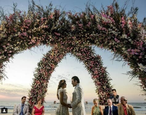 Meses después la pareja contrajo matrimonio en una playa de la Riviera Nayarit, rodeados de sus seres queridos y en una celebración llena de lujo y detalles que sorprendieron a todos los invitados.