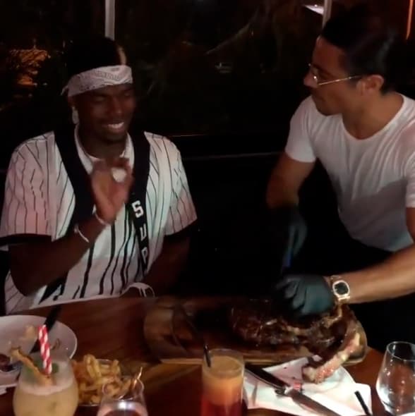 Por un momento, Salt Bae se asombró ante la reacción de Paul Pogba pero no dejó de cortar la carne y mantuvo su tradicional precisión.