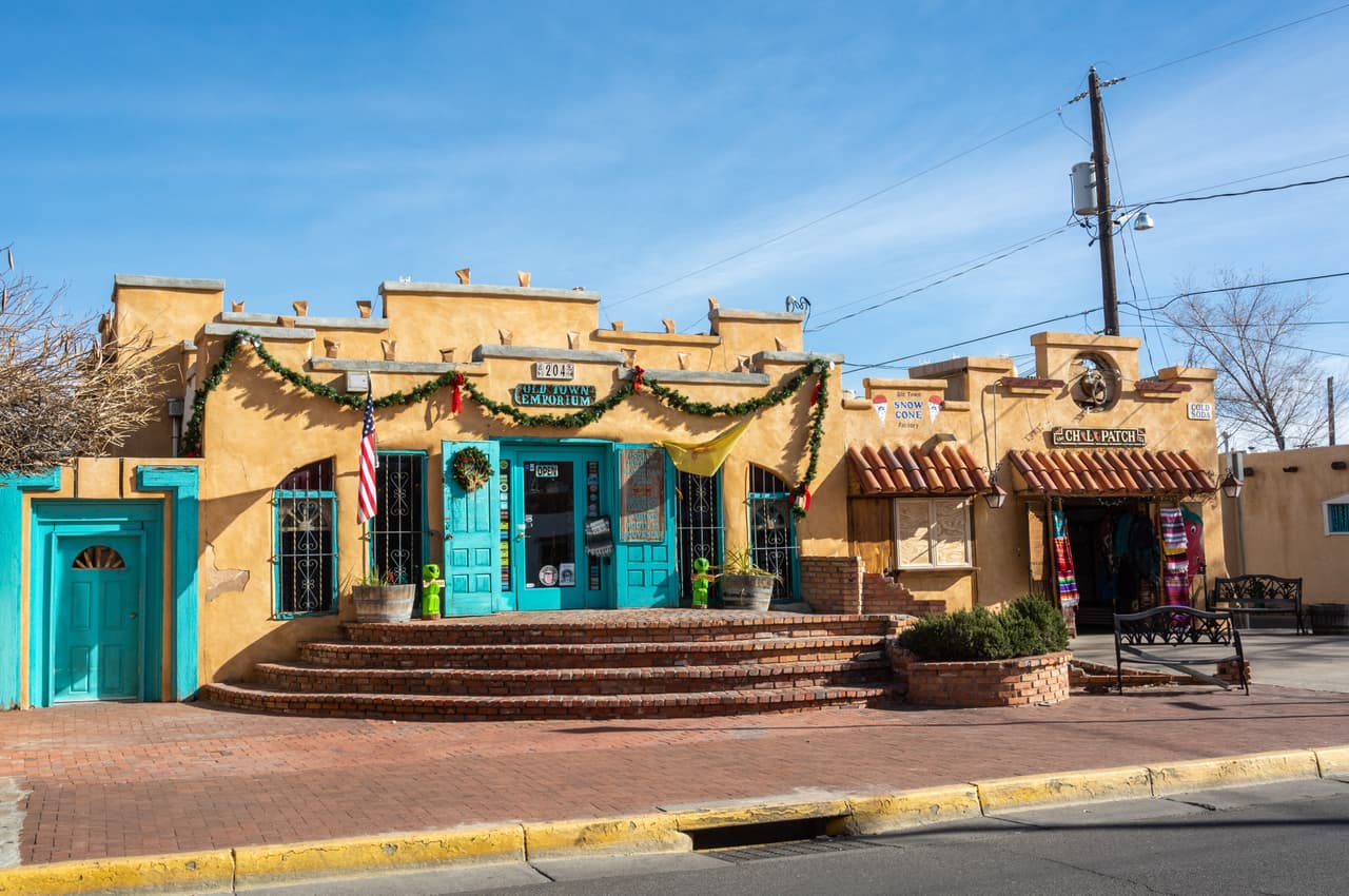 <b>Puesto 8. Albuquerque, Nuevo México (54.87 puntos)</b>
<br>
<br>Instalaciones recreativas y de entretenimiento: puesto 40.
<br>
<br>Costos: puesto 17.
<br>
<br>Calidad de los parques: puesto 3.
<br>
<br>Clima: puesto 37.
<br>
<br>La ciudad con más cafeterías es Orlando, Florida, la que tiene menos es San Bernardino, California.
<br>