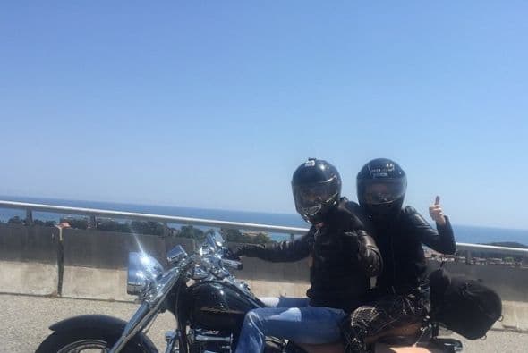 Hasta con sus suegros se la pasa de maravilla.