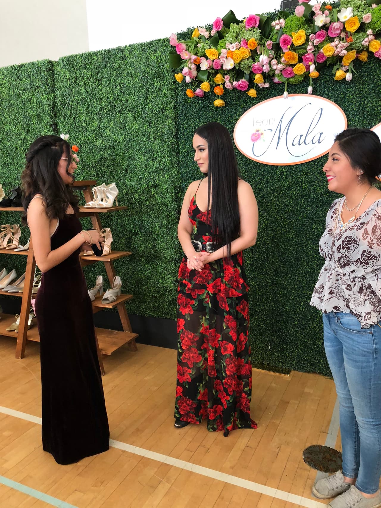 Este año el evento se realizó en una secundaria y preparatoria de Los Ángeles, California, donde la cantante tuvo la oportunidad de vestir a 50 jovencitas con todo lo necesario para su 'prom'.