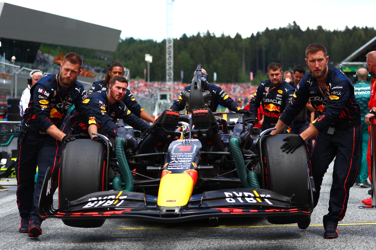 Charles Leclerc conquistó el GP de Austria por delante de Max Verstappen y Lewis Hamilton, en una carrera donde el mexicano Checo Pérez abandonó varias vueltas después de un roce que tuvo con George Russel, quien fue sancionado, y en la que Carlos Sainz también abandonó por una falla en el motor.