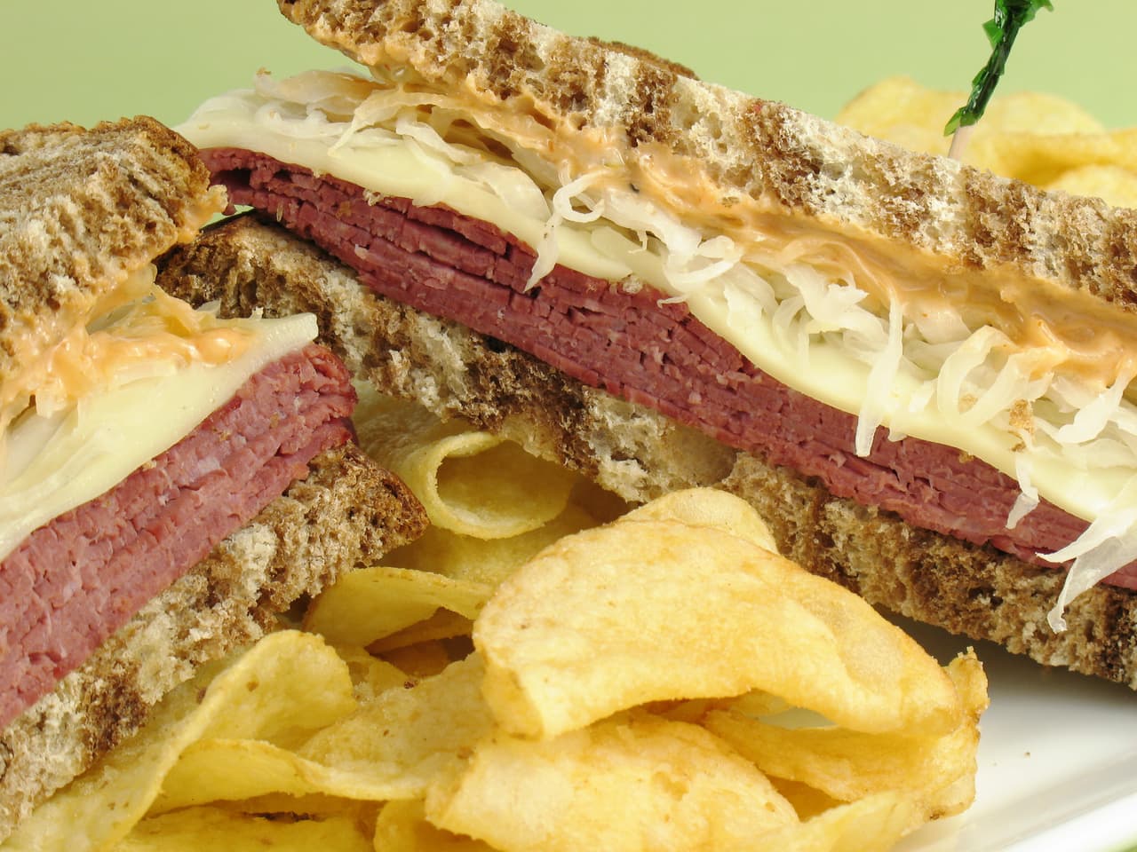 Roast beef con queso mozzarella. Gratina el queso en el grill y acompaña con papas fritas. Este es un sandwich perfecto para preparar en un domingo por la tarde en compañía de tu familia.